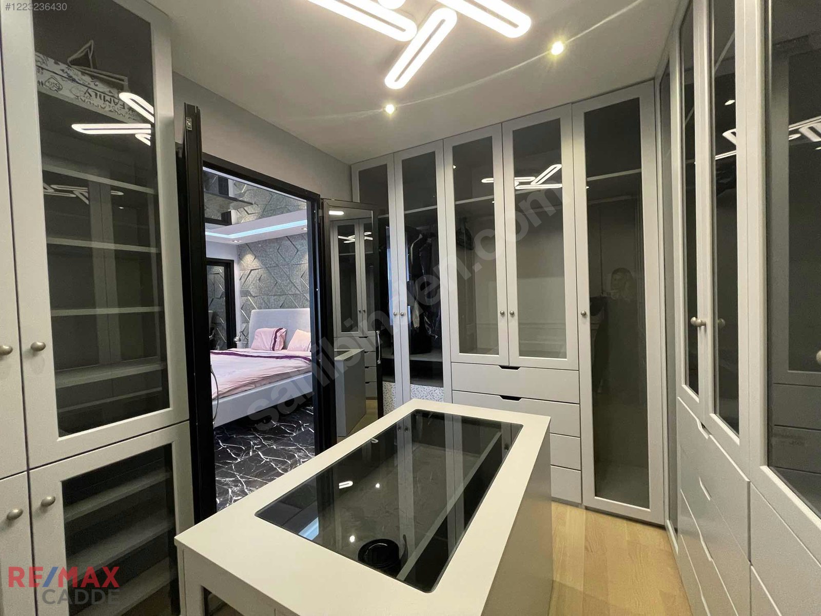Fenerbahçe'de Kısmi Deniz Manzaralı Net 150 m2 3+1 Satılık Daire